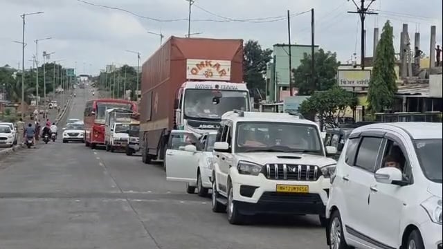 लातूर लमजाना महामार्गावर क्रांतिकारी शेतकरी संघटनेचा रास्ता रोको आंदोलन