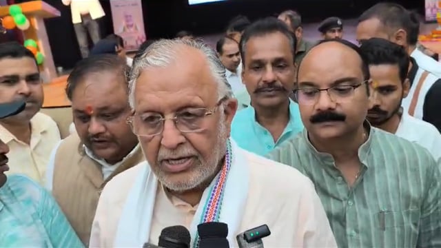 खन्ना ने रसोइयों को बांटे कैशलेस कार्ड