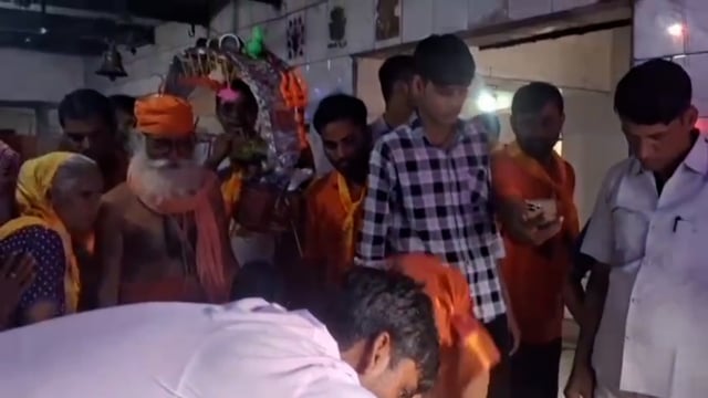 फरह पंडित दीनदयाल धाम झूडा बाबा शिव मंदिर पर शिव भक्तों ने चढ़ाई कावड़ 