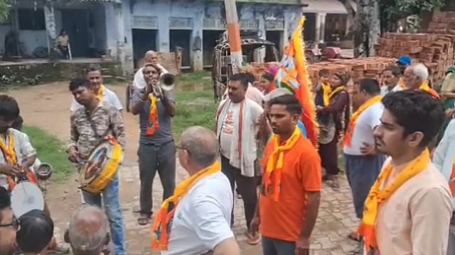 फरह पंडित दीनदयाल धाम में बैंड बाजे के साथ शिव मंदिर पर चढ़ाई गई कावड़ भक्ति में झूमे भोले के भक्त लाइव न्यूज़