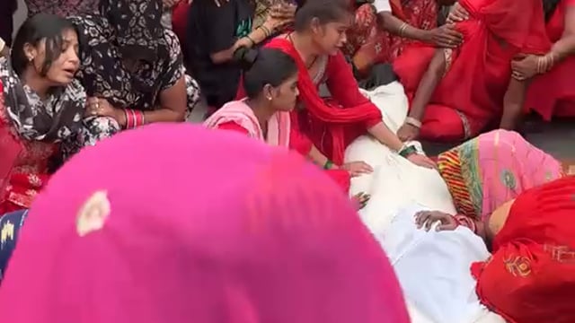 मथुरा के भरतपुर गेट चौराहे पर सफाई कर्मचारी की दुर्घटना में मौत लोगों ने शव रोड पर रखकर लगाया जाम 