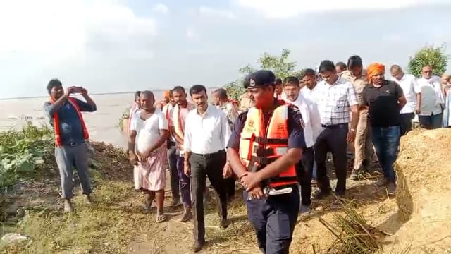 भोजपुरवा में कटान क्षेत्र का जिलाधिकारी ने लिया जायजा,अधिकारीयों को दिया आवश्यक दिशा निर्देश