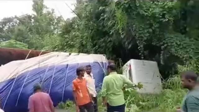 अंबेडकरनगर के मालीपुर थाना क्षेत्र में एक टेंपो को बचाने के चक्कर में जोरदार भिड़ंत।