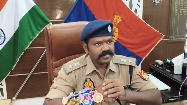 मेरठ दिनांक 25.08.2026 को पुलिस कार्यालय मेरठ में सेंट थॉमस स्कूल की छात्राओं द्वारा वरिष्ठ पुलिस अधीक्षक मेरठ महोदय को राखी बांधकर रक्षाबंधन पर्व की शुभकामनाएं दी गईं। इस अवसर पर वरिष्ठ पुलिस अधीक्षक महोदय द्वारा छात्राओं को स्नेहपूर्वक मिठाई वितरित की गई तथा उनके उज्ज्वल भविष्य की कामना करते हुए शुभकामनाएं दी गईं।