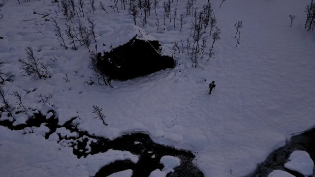 Drohnenaufnahme vom Aufstieg zum Stortinden, unterer Bereich mit Flussbett und Fjord