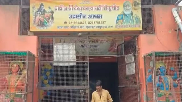 बुजुर्ग को बचाना पड़ा भारी! 20-25 दबंगों ने दो युवकों को घेरकर पीटा, मोबाइल छीनने का आरोप