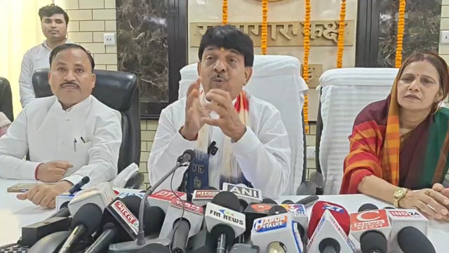 रक्षाबंधन का ऑफर महिलाओं को मिठाई देकर सम्मानित किया गया