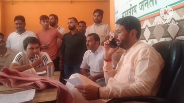 Mathura- पानीगांव की समस्याएं लेकर विधायक राजेश चौधरी के आवास पहुंचे ग्रामीण