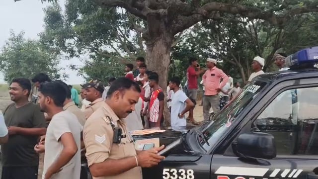 सरयू नदी में कूदी युवती, तलाश जारी
आलापुर। अंबेडकरनगर जिले के आलापुर थाना क्षेत्र के चहोड़ाघाट पर बुधवार को एक युवती सरयू नदी में कूद गई। घटना की सूचना मिलते ही डायल 112 पुलिस मौके पर पहुंची। सूचना मिलने पर थाना प्रभारी वीरेंद्र बहादुर सिंह पुलिस बल के साथ घटनास्थल पर पहुंचे।
युवती की पहचान बहिंगवा जोगीपुर निवासी शैलेंद्र पांडेय की पुत्री जया पांडेय के रूप में हुई है। पुलिस स्टीमर की मदद से सरयू नदी में युवती की तलाश कर रही है। काफी प्रयास के बावजूद अभी तक युवती का कोई सुराग नहीं मिल सका है। पुलिस मामले की जांच में जुटी है।