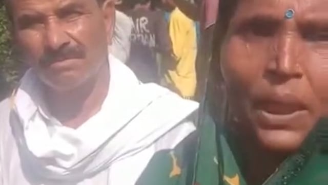 बरौली में टावर पर चढ़ी युवती, मचा हड़कंप; मौके पर जुटी भीड़