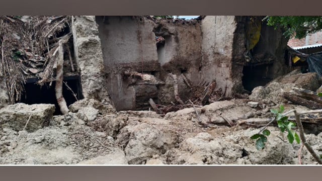 बरसात की सीलन से भर भरा कर गिरा कच्चा मकान मलबे में दबी गृहस्थी बाल-बाल बचा परिवार#latest_news 