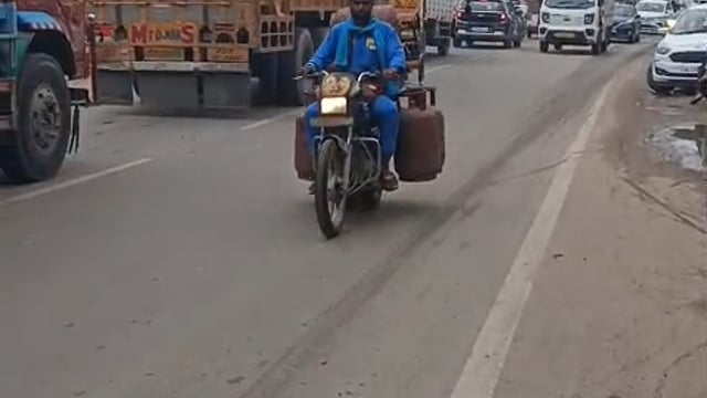 आगरा खंदोली बाराबफत के जुलूस के चलते आगरा अलीगढ़ हाईवे पर वाहनों की लंबी कतार लग गई जाम में फंसे राहगीर