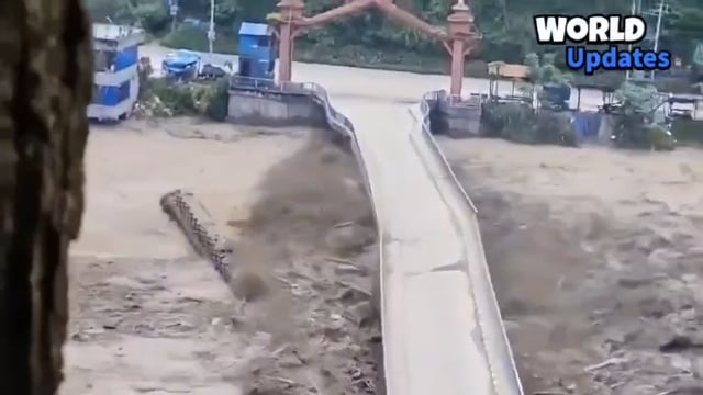 अचानक आई बाढ़ ने नेपाल के रसुवा जिले में भारी तबाही मचाई है। भोटेकोशी नदी का पानी अचानक बढ़ने