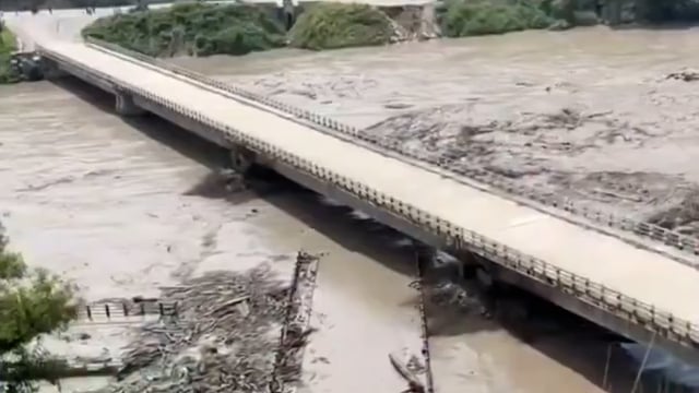 नेपाल मे आई बाड का एक खोपनाक व्हिडिओ 