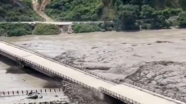 ये कोई फिल्मी सीन नहीं, नेपाल में आई बाढ़ से होने वाली तबाही का नज़ारा है, जो बेहद ख़ौफ़नाक मंजर दिख रहा है,एक के बाद एक
