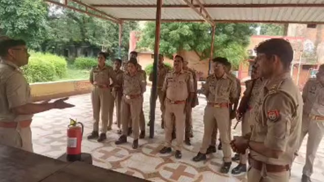 MANT-सुरीर थाने में अचानक मची हलचल, फायर टीम ने शुरू की ऐसी मॉक ड्रिल कि पुलिसकर्मी, रह गए सतर्क,,