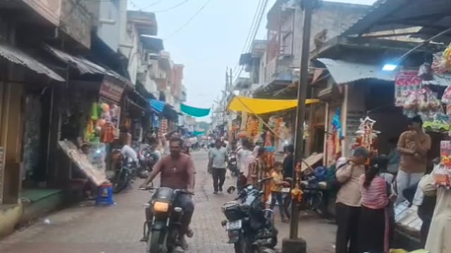 फरह मैन बाजार मे महंगाई के चलते ग्रामीण क्षेत्र की जनता बहुत कम नजर आई लाइव न्यूज़