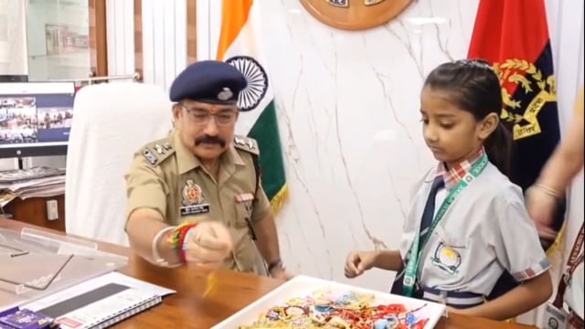 अर्वाचीन इंटरनेशनल स्कूल पिलखुवा, हापुड़ की छात्राओं द्वारा पुलिस अधीक्षक की कलाई पर राखी बांधकर उनकी दीर्घायु की कामनाए