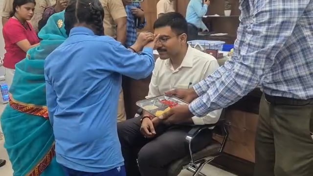 आगरा जिला अधिकारी श्री मनीष बंसल जी को छात्राओं ने बांधी राखी जिला अधिकारी सांसद ने बच्चियों और बहनों  को दिया उपहार