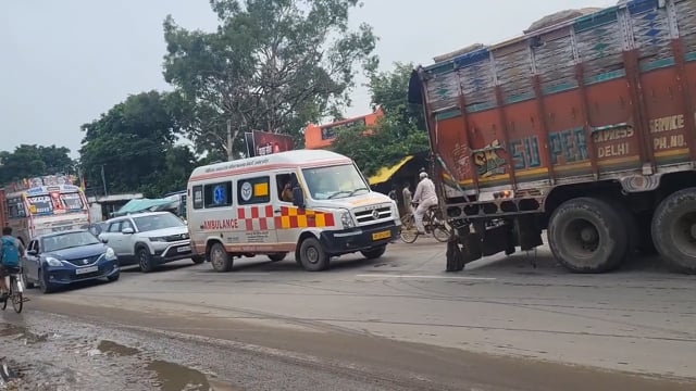 आगरा अलीगढ़ खंदोली मार्ग पर रक्षाबंधन से एक दिन पहले लगा जाम राहगीरों को हुई आने-जाने में दिक्कत एंबुलेंस भी फांसी मिली