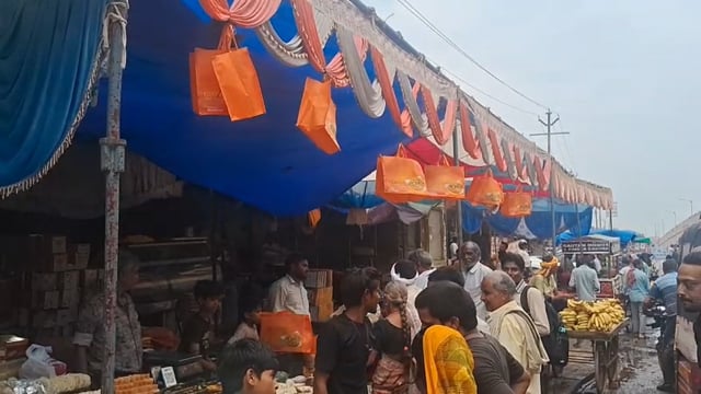 फरह परखम चौराहा रक्षाबंधन पर लोगों ने खरीदा घेवर कस्बा इंचार्ज अजय मलिक ने समाली परखम चौराहे की कमान