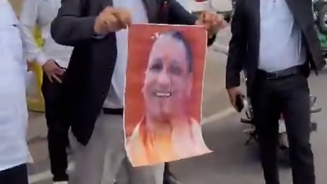 "योगी का जादुई पोस्टर"

समाजवादी पार्टी के नेताओं ने CM योगी के पोस्टर में 3.