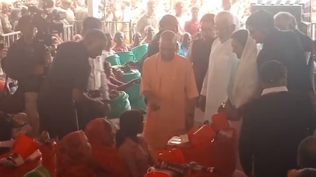 बांसडीह विधान सभा मे हवाई सर्वेक्षण के बाद मुख्यमंत्री ने बाढ़ पीड़ितों को बाटी राहत सामग्री