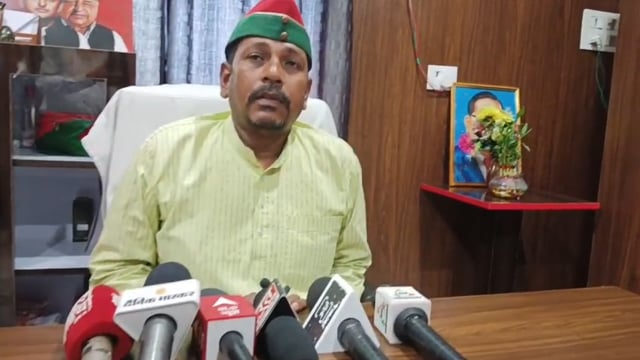 बांसडीह विधाम सभा  में सपा नेता व सैनिक प्रकोष्ठ के जिलाउपाध्यक्ष कन्हैया यादव ने हाउस आरेस्ट को लेकर कहा....