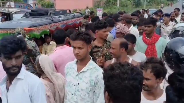 सड़क दुर्घटना में महिला की मौत, पुत्र समेत दो जख्मी।