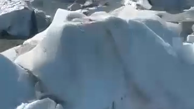 *नेपाल में आए हुए बाढ़ के बाद एक और प्राकृतिक झील बन गई है*

*पता चल रहा है के..*
ये झील पानी से भरती जा रही है जिससे इसके टूटने की बहुत ज्यादा संभावना बढ़ गई है।

*जिससे एक बार और नेपाल में बाढ़ का संकट बना हुआ है*