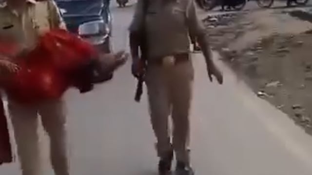 रीलबाजी का शौक जो ना करा दे!!
बहराइच में इंस्पेक्टर साहब बालीवुड हीरो स्टाइल में घायल महिला को गोद में उठाकर अस्पताल ले जा रहे हैं जबकि पुलिस की गाड़ी 10km/hr के हिसाब से हौले हौले पीछे चल रही है!! 

पूरे देश में “रील का रोज़गार” टॉप पर है, PM से लेकर कोतवाल तक!!
