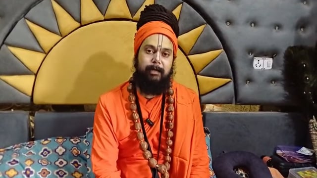 *भजन सम्राट कुंज बिहारी दास महाराज को मिली जान से मारने की धमकी, पुलिस जांच में जुटी 
मथुरा। वृंदावन स्थित रंगीली कुंज के महंत और अंतरराष्ट्रीय भजन सम्राट महामंडलेश्वर कुंज बिहारी दास महाराज को जान से मारने की धमकी मिली है। यह धमकी व्हाट्सएप कॉल के जरिए दी गई है, जिसका एक ऑडियो भी सामने आया है। धमकी देने वाले आरोपी की पहचान पंजाब के लुधियाना निवासी लोकेश मिश्रा उर्फ राघव मिश्रा के रूप में हुई है।घटना के 24 घंटे से अधिक का समय बीत जाने के बाद भी थाना जैंत पुलिस द्वारा मामले में FIR दर्ज न किए जाने से पुलिस की कार्यशैली पर गंभीर सवाल खड़े हो रहे हैं। महामंडलेश्वर कुंज बिहारी दास महाराज ने अपनी जान को खतरा बताते हुए जिला प्रशासन से तुरंत सुरक्षा और सख्त कानूनी कार्रवाई की मांग की है।

बाइट । महामंडलेश्वर कुंज बिहारी दास महाराज ।