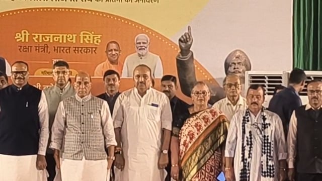 🆕️ लखनऊ ब्रेकिंग...

लखनऊ राजधानी में घंटाघर के सामने बने फ्रेगरेंस पार्क का रक्षा मंत्री और लखनऊ सांसद राजनाथ सिंह ने किया पार्क का उद्घाटन....