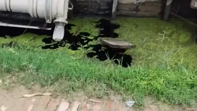 शाहजहांपुर। ग्राम पंचायत मुड़ि गवां मोड़ पर रविवार को उस समय अफरा-तफरी मच गई, जब राशन से भरा ट्रक राशन की दुकान पर खाद्य