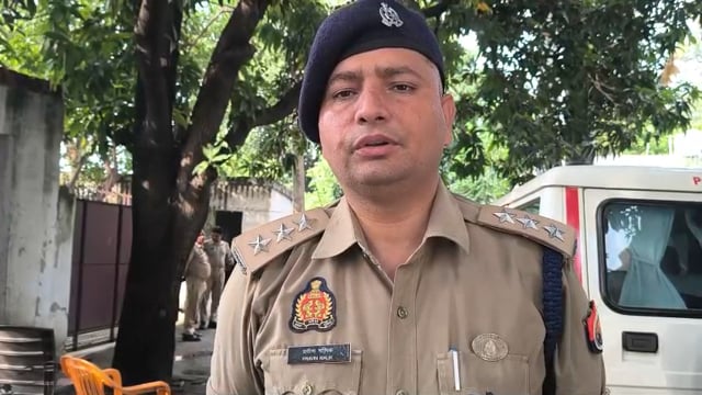 को थाना खुटार क्षेत्रान्तर्गत ग्राम रूझा खुर्द के जंगल में युवक द्वारा फांसी लगाकर आत्महत्या करने की घटना में अभियोग पंजीकृत करने तथा अभियोग में नामजद 01 अभियुक्त व 01 अभियुक्ता की गिरफ्तारी के संबंध में  क्षेत्राधिकारी पुवायां की बाइट।