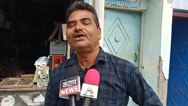 राजेश ने बताया कि यह गलत नोटिस दिया गया है हमारे मकान के पीछे यह खंबा लगा दिया गया