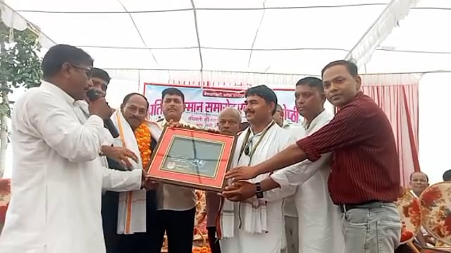 कैथवली ग्राम सभा मे आयोजित प्रतिभा सम्मान समारोह एवं विचार गोष्ठी में पुरस्कार पाकर खिल उठे छात्र- छात्राओं के चेहरे