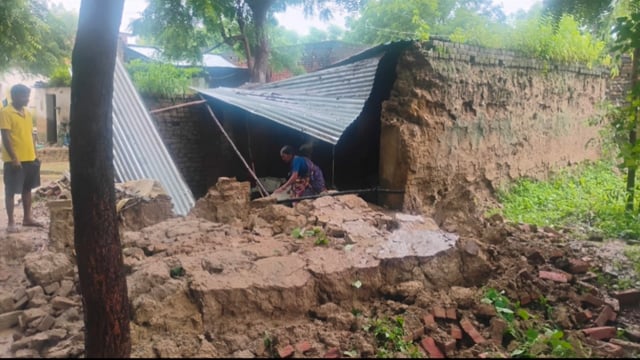 सीलन खाकर भर भरा कर गिरा कच्चा मकान, मलबे में दबी गरीब की पूरी गृहस्थी#latest_news 