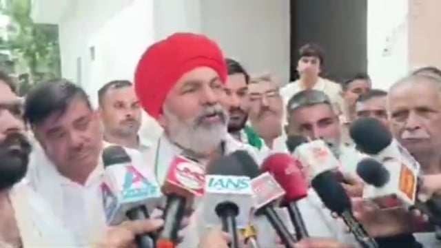 अंकित बालियान हत्याकांड में आरोपियों की गिरफ्तारी के लिए पुलिस द्वारा दिया गया चार दिन का समय आज समाप्त हो रहा है। लेकिन अब तक पुलिस के हाथ खाली हैं।
इधर, राकेश टिकैत ने ऐलान किया है कि अगर 2 तारीख तक आरोपियों की गिरफ्तारी नहीं हुई, तो इसके बाद वह मोर्चा संभालेंगे।
हत्याकांड को लेकर परिजनों और स्थानीय लोगों में नाराजगी बढ़ती जा रही है।