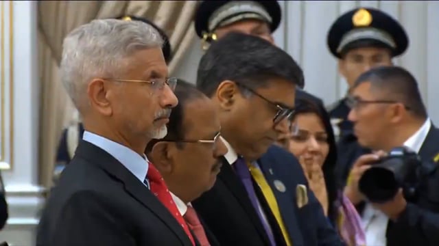 सम्मान और मित्रता का गौरवपूर्ण क्षण।
उज्बेकिस्तान के राष्ट्रपति शावकत मिर्जियोयेव ने प्रधानमंत्री श्री नरेन्द्र मोदी जी को देश के सर्वोच्च राजकीय सम्मान ‘Oliy Darajali Do‘stlik’ ऑर्डर से सम्मानित किया।

#PMModiInUzbekistan