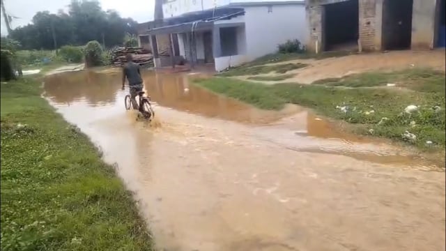 बारिश से मुसहराडीह गांव सड़क हुआ जलमग्न. नाला निर्माण की चिंता, दूसरी और किसानों के खिले चेहरे