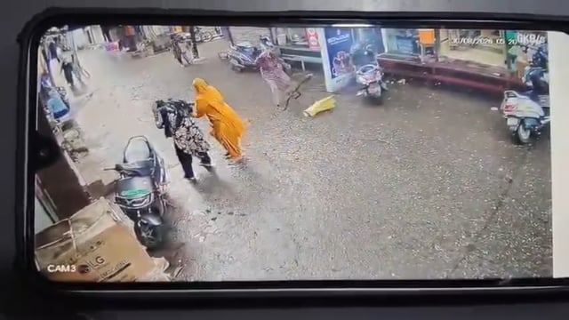 ब्रेकिंग@ बिजनौर - धामपुर - 
धामपुर मे छत से बिजली के तार पर अचानक गिरा पेड़।
निचे सड़क पर चल रहा बुजुर्ग व्यक्ति आया बिजली के तार की चपेट मे।
घटना का लाइव वीडियो आया सामने।
स्थानीय दुकानदारो ने समझदारी से बचाई बुजुर्ग की जान।
थाना धामपुर के खारी कुआं इलाके का पूरा मामला।