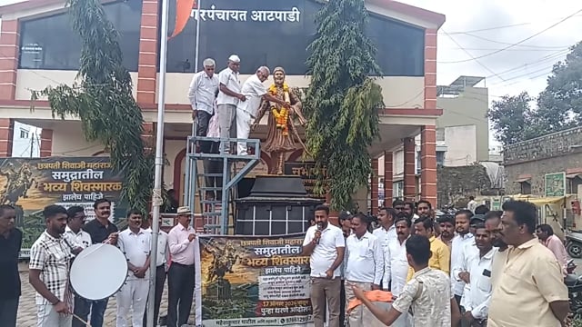 महाराजांच्या पुतळ्याला पुष्पहार घालून अभिवादन करताना