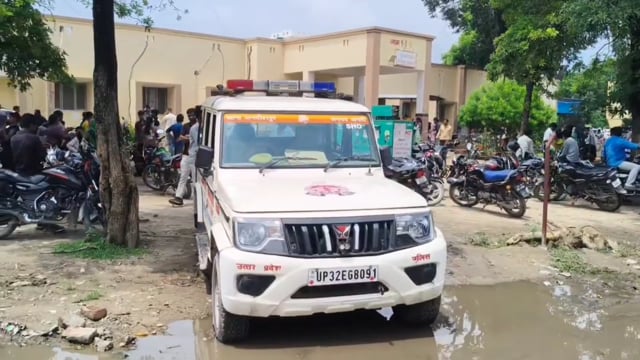 अमेठी में सड़क हादसे से मचा हड़कंप, 40 बच्चों से भरी बस दुर्घटनाग्रस्त, 16 घायल