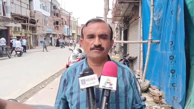 शाहजहांपुर मोहनगंज तेल टंकी रोड गरजा बुलडोजर राकेश कुमार ने बताया कि  नोटिस के बुलडोजर लेकर आए