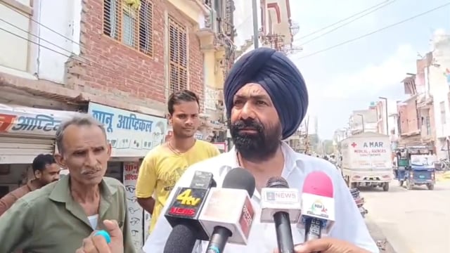 बीएसपी के नेता परमजीत सिंह ने मोहनगंज चला बुलडोजर नगर निगम पर उठाए सवाल शाहजहांपुर