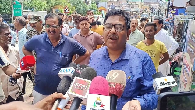 नगर निगम के अधिकारी ने बताया की कितना अतिक्रमण करना है और कितना हटाना है शाहजहांपुर