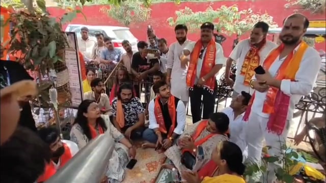 ब्रज क्षेत्र को मांस-मदिरा मुक्त कराने की मांग, रोहित मलान के अनशन को विश्व हिंदू रक्षा परिषद का समर्थन

वृंदावन। ब्रज क्षेत्र को पूरी तरह मांस और मदिरा मुक्त कराने की मांग को लेकर अलीगढ़ निवासी रोहित मलान पिछले 20 दिनों से वृंदावन परिक्रमा मार्ग स्थित वराह घाट पर आमरण अनशन पर बैठे हैं। रविवार को उनके आंदोलन को समर्थन देने के लिए विश्व हिंदू रक्षा परिषद का प्रतिनिधिमंडल कार्यकर्ताओं के साथ धरना स्थल पर पहुंचा।