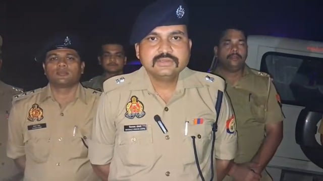 मेरठ थाना लोहियानगर पुलिस द्वारा गौकशी की घटना का सफल अनावरण, पुलिस मुठभेड़ में 02 अभियुक्त पैर मे गोली लगने से घायल सहित 03 अभियुक्तो की गिरफ्तारी/बरामदगी के सम्बन्ध में श्रीमान पुलिस अधीक्षक नगर महोदय की बाईट ।
