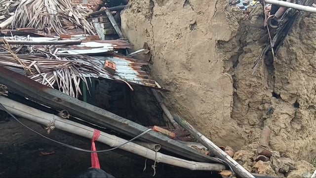 बारिश के कारण मिट्टी का मकान ध्वस्त मलवे में दबकर गृह स्वामी जख्मी